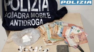 Ancona - Cocaina nei calzini e migliaia di euro in camera da letto: 29enne in arresto